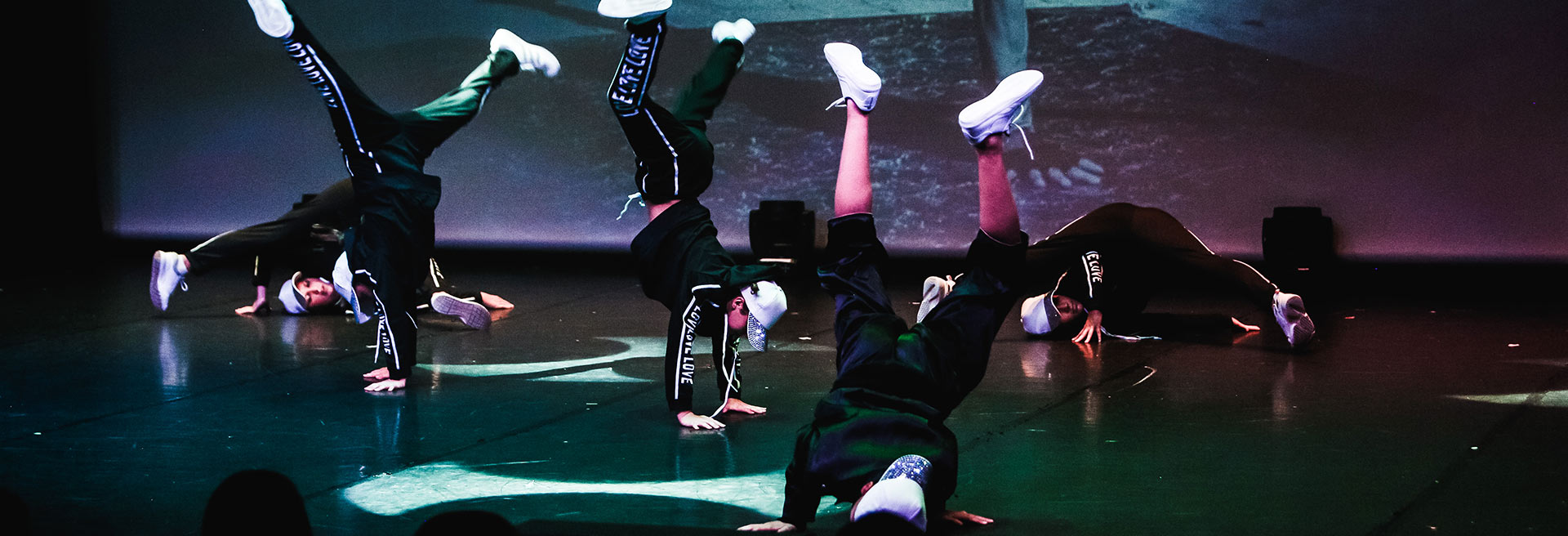 Jeunes danseurs Hip-Hop sur scène lors du spectacle de fin d'année